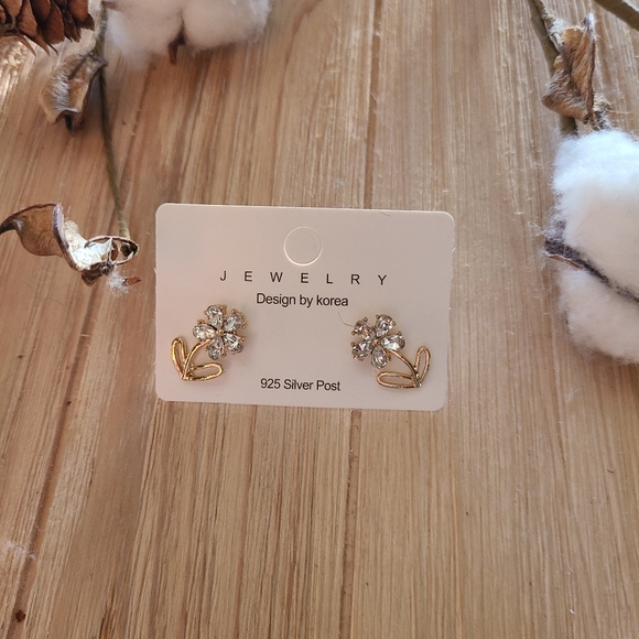 🌼🌼NEW🌼🌼Beautiful Flower Earrings with 925 Silver Posts - Picture 9 of 13